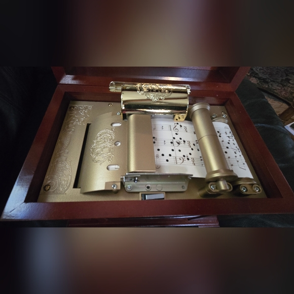 Mr Christmas vintage paper roll music box player 10"x6"x8" plays several songs - Picture 3 of 11